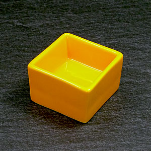 陶器 角型 高台珍味入れ 約5.7cm 黄釉 - 調理器具のSHOKUBI