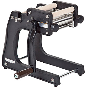 製麺機【池永鉄工】鉄鋳物本体4mm幅 +2mm幅と自作製麺台 池永鉄工 鉄鋳物 製麺機 4mm幅仕様 - 調理器具のSHOKUBI