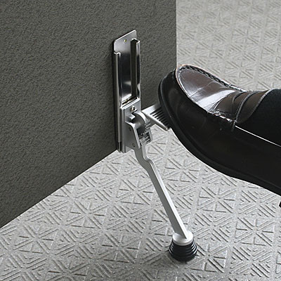 日本緑十字社 ペダル式ドアストッパー 342031 - 調理器具のSHOKUBI