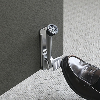 日本緑十字社 ペダル式ドアストッパー 342031 - 調理器具のSHOKUBI